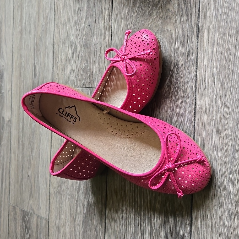 Cliffs by White Mountain Ballet Flat  Size 7 Wide